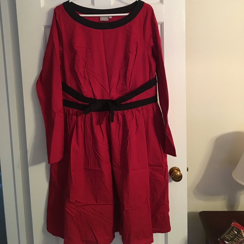 Long sleeved dress with bow at waist